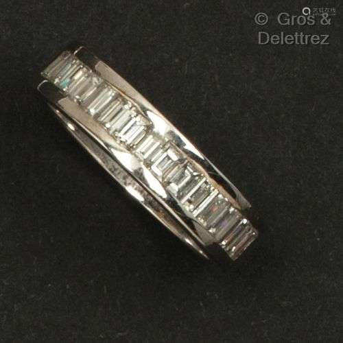 Bague en or gris, ornée d’une ligne de diamants baguettes. T...