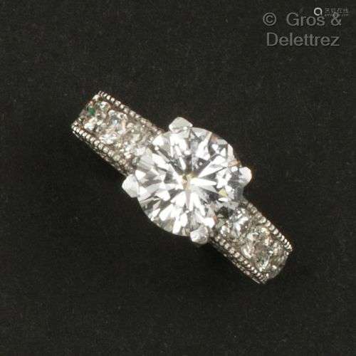 Bague « Solitaire » en or gris, ornée d’un diamant taillé en...