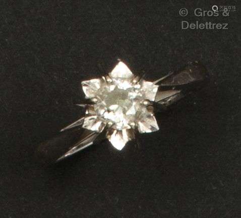 Bague « Solitaire » en or gris, ornée d’un diamant taillé en...