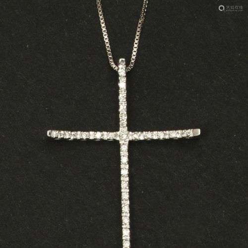 Pendentif « Croix » en or gris, entièrement serti de diamant...