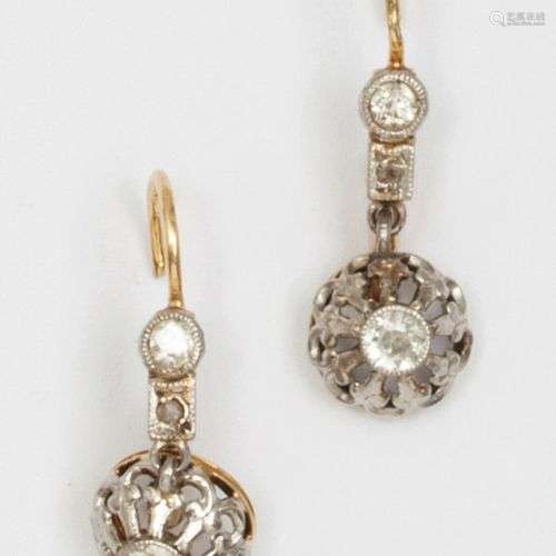 Paire de boucles d’oreilles » Dormeuses » en or jaune, serti...