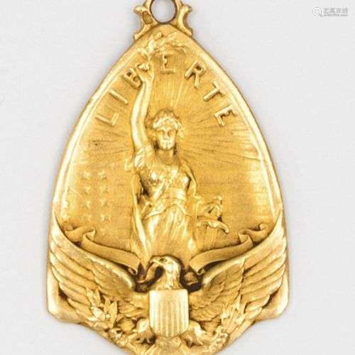 Médaille en or jaune représentant la Statue de la Liberté su...