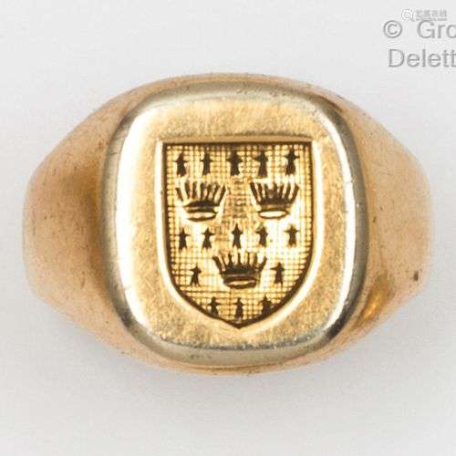 Bague « Chevalière » en or jaune, gravée d’un blason à décor...