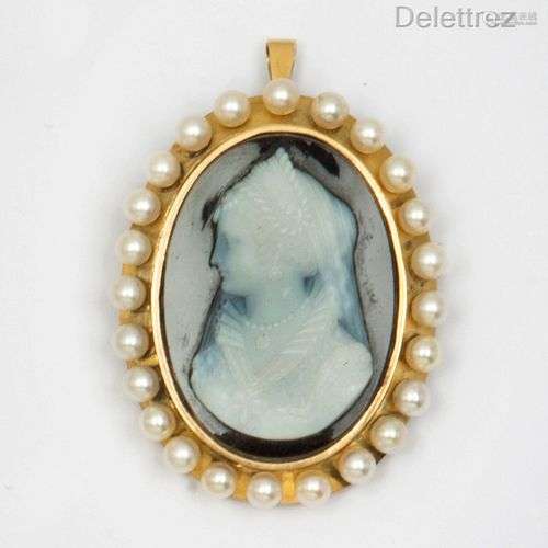 Broche en or jaune, ornée d’un camée sur agate représentant ...