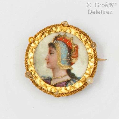 Broche en or jaune filigrané, ornée d’une miniature émaillée...