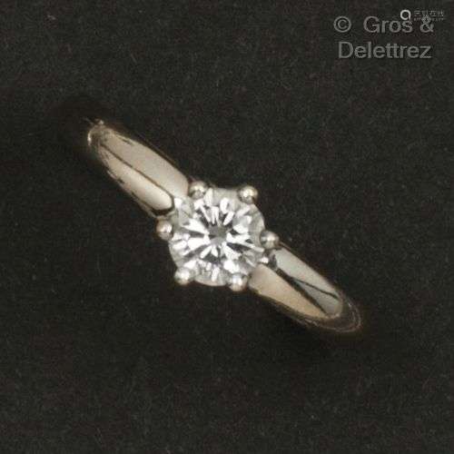 Bague « Solitaire » en or gris, ornée d’un diamant taillé en...