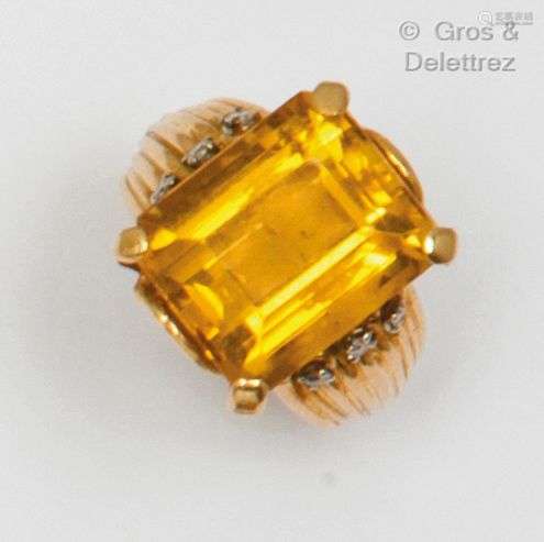 Bague en or jaune godronné, ornée d’une citrine rectangulair...