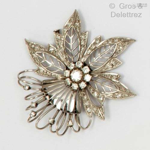 Broche en platine, à décor de feuillages ajourés et fils d’o...