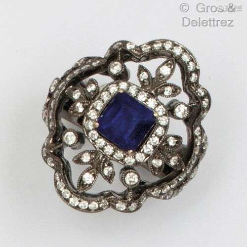 Bague en or noirci, ornée d’une pierre bleue rubassée, dans ...