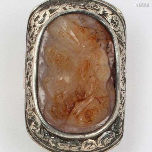 Bague en or rose, ornée d’un camée sur agate dans un entoura...