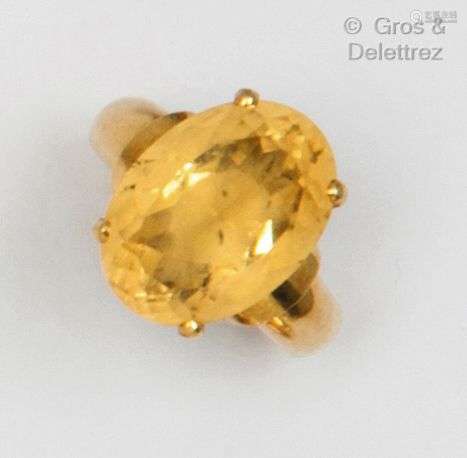 Bague en or jaune, ornée d’une citrine ovale. Tour de doigt ...