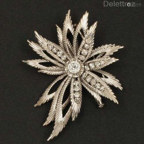 Broche « Fleur » en or gris strié, partiellement sertie de d...