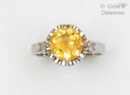 Bague en or gris et platine, ornée d’une citrine facettée ép...