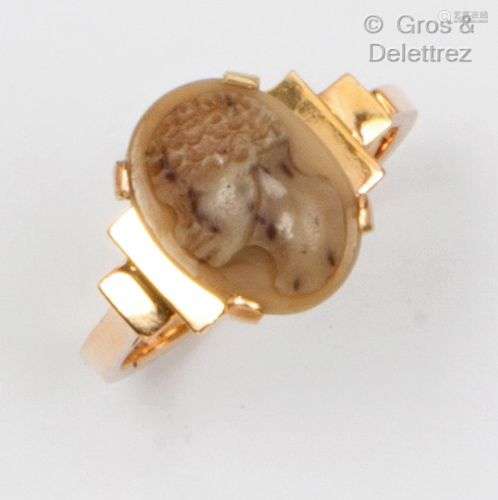 Bague en or jaune, ornée d’un camée sur agate représentant u...