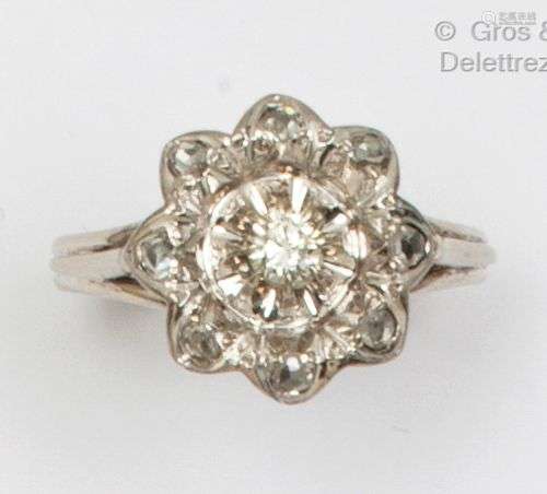 Bague « Fleur » en or gris, ornée d’un diamant taillé en bri...