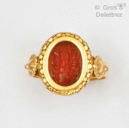 Bague en or jaune, ornée d’une intaille sur cornaline gravée...