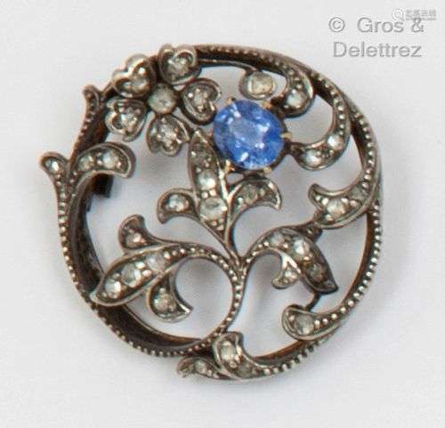 Broche ronde en argent ajouré à motifs de fleurs de lys sert...