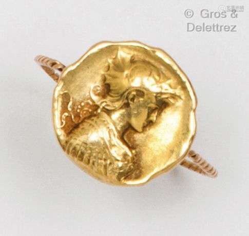 Bague en or jaune, composée d’une médaille ciselée à décor d...