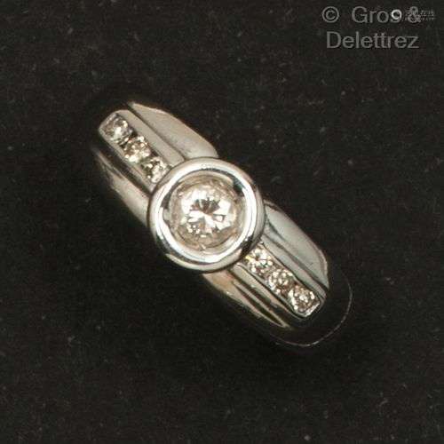 Bague en or gris, ornée d’un diamant taillé en brillant en s...