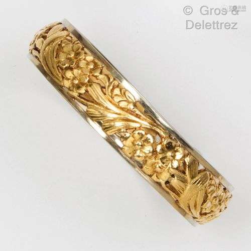 Bracelet « Jonc » en or jaune ajouré de fleurs et feuillages...