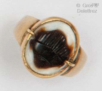 Bague en or jaune (14K), ornée d’un scarabée sur agate bicol...