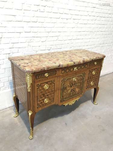 TRES BELLE ET RICHE COMMODE TRANSITION PORTANT UNE ESTAMPILL...