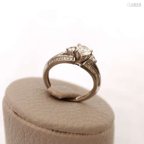 RARE BAGUE SOLITAIRE EN PLATINE SURMONTEE D'UN DIAMANT taill...