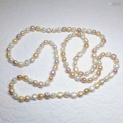 Un sautoir très original en Perles de culture naturelles mul...