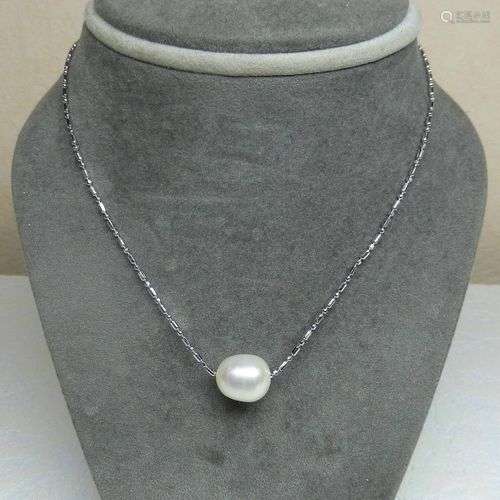 Un pendentif Perle de culture naturelle diamètre 11 mm envir...