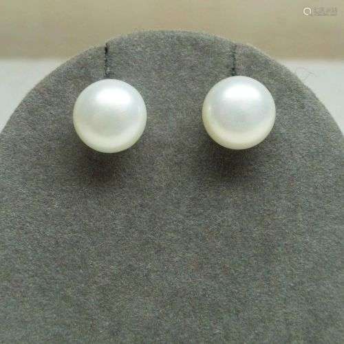 Une paire de boucles d'oreilles en Perles de culture naturel...