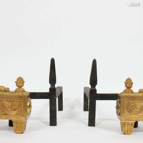 PAIRE DE CHENETS “POTS A FEU” LOUIS XVI A facades en bronze ...