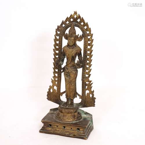 STATUETTE DE VISHNU EN BRONZE Représenté debout devant une m...