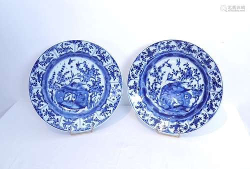 BELLE PAIRE DE GRANDS PLATS CREUX EN PORCELAINE DU JAPON SUR...