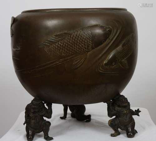 CACHE POT EN BRONZE JAPONAIS Bronze patiné, à motifs de carp...