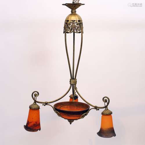 LUSTRE A TROIS BRAS DE LUMIERES EN BRONZE DORE TERMINE EN VO...