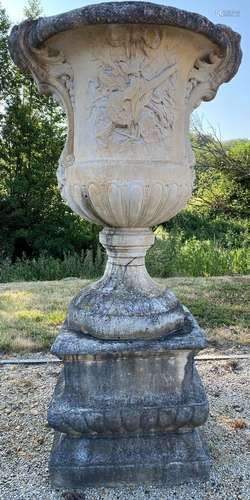 TRES IMPORTANTE PAIRE DE VASES MEDICIS DE CHÂTEAU 