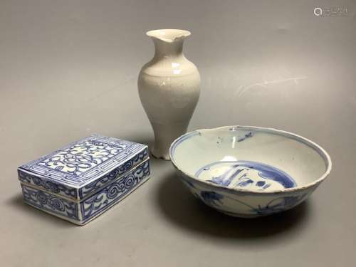 A 17th century Chinese blue and white bowl, a lidded box and...