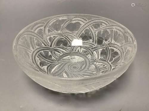 A Lalique 'Pinsons' pattern bowl, decorated with chaffinches...