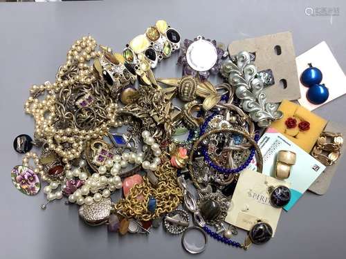 A box of costume jewellery.