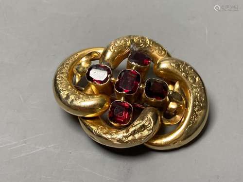 A Victorian engraved yellow metal and five stone garnet set ...