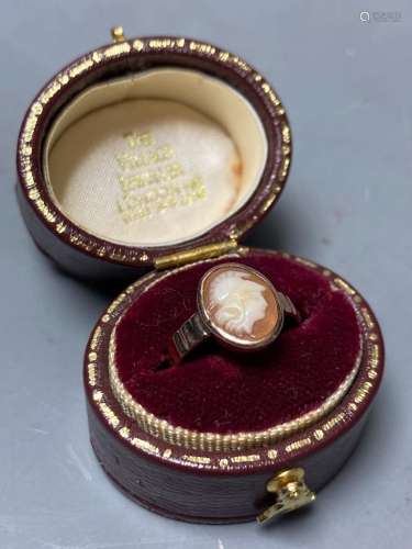 A yellow metal and oval cameo shell set child's ring,size D,...