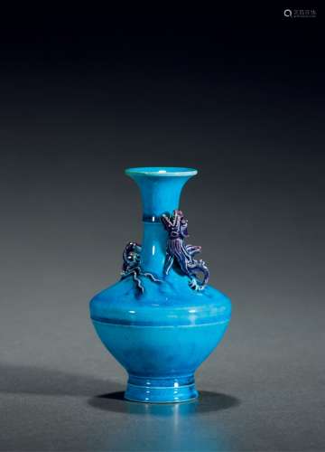 清中期 孔雀蓝釉盘龙瓶