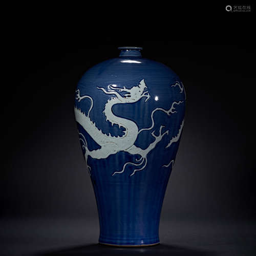 JI BLUE GLAZE DRAGON PATTERN PLUM BOTTLE,QING DYNASTY,CHINA