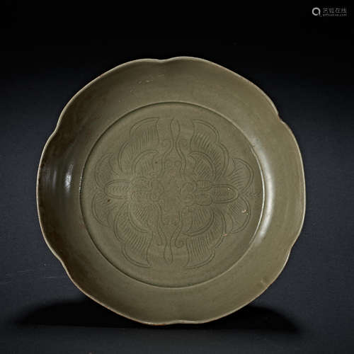 SONG DYNASTY NORTHERN CELADON LOTUS MOUTH PLATE