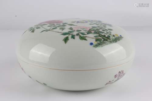 Famille-rose porcelain box