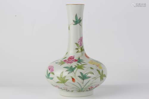 Famille-rose porcelain flask with decoration of flowers