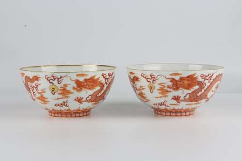 A pair of iron red glaze bowls with dragon decoration