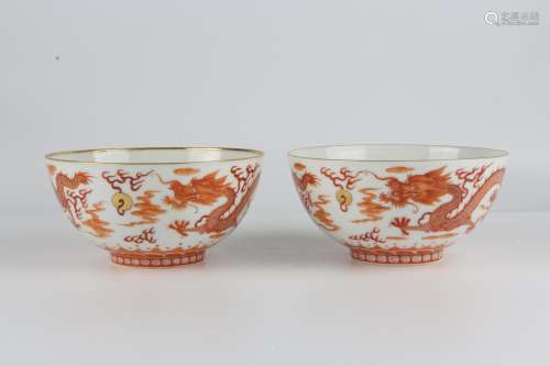A pair of iron red glaze bowls with dragon decoration