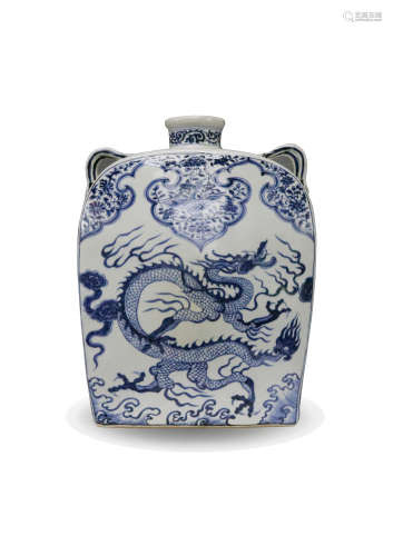 Blue and white dragon shaped square vase of Yuan Dynasty