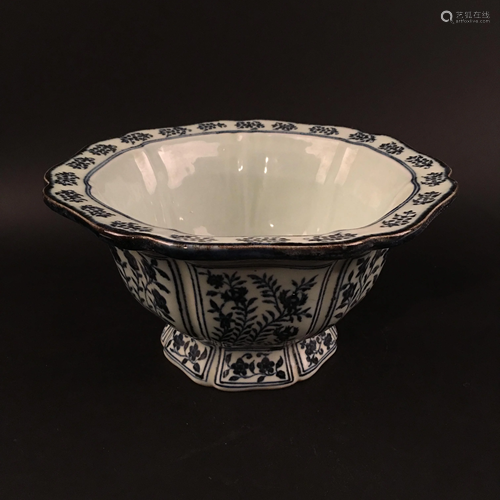 Chinese Blue-White 'Floral' Bowl